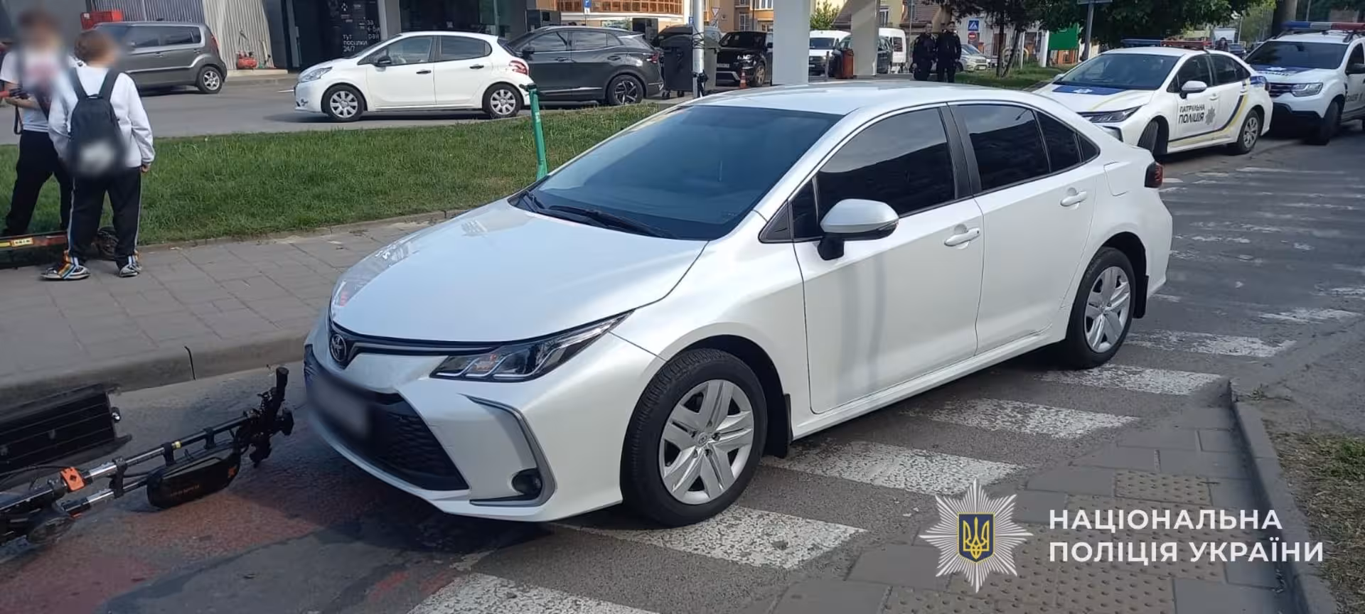 У Львові школяр на електросамокаті врізався в легковик Toyota