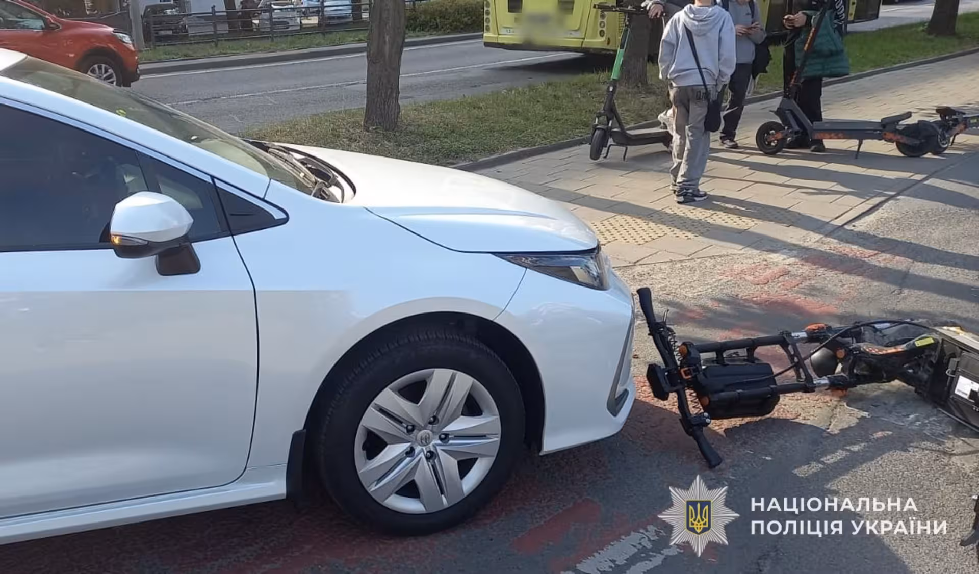 У Львові школяр на електросамокаті врізався в легковик Toyota
