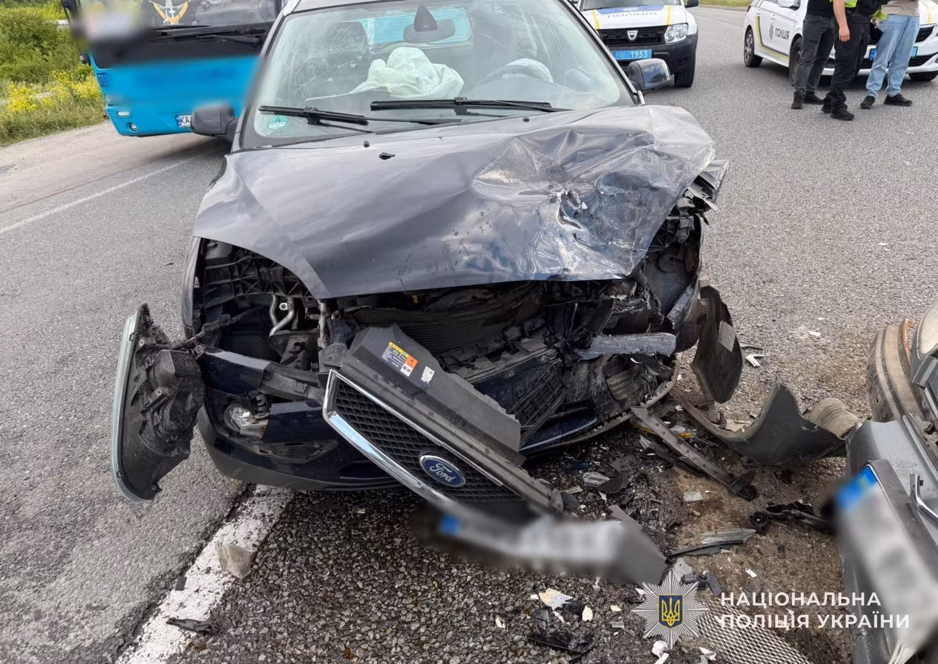 Потужне зіткнення автомобілів у Золочеві закінчилося госпіталізацією трьох осіб